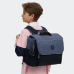 Enfant portant le cartable Kipling Codie L Game Grey, Maroquinerie Jourdan Bruxelles