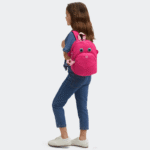 Enfant portant le sac à dos Kipling Faster Intense Rose, Maroquinerie Jourdan Bruxelles