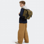 Cartable Kipling Preppy Treasure Green, porté par un enfant, Maroquinerie Jourdan Bruxelles