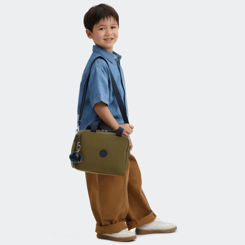 Sac repas Kipling Miyo Treasure Green, porté par un enfant, Maroquinerie Jourdan Bruxelles