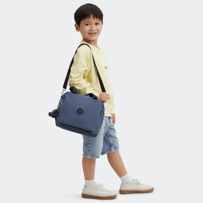 Sac repas Kipling Miyo Game Grey, porté par un enfant, Maroquinerie Jourdan Bruxelles