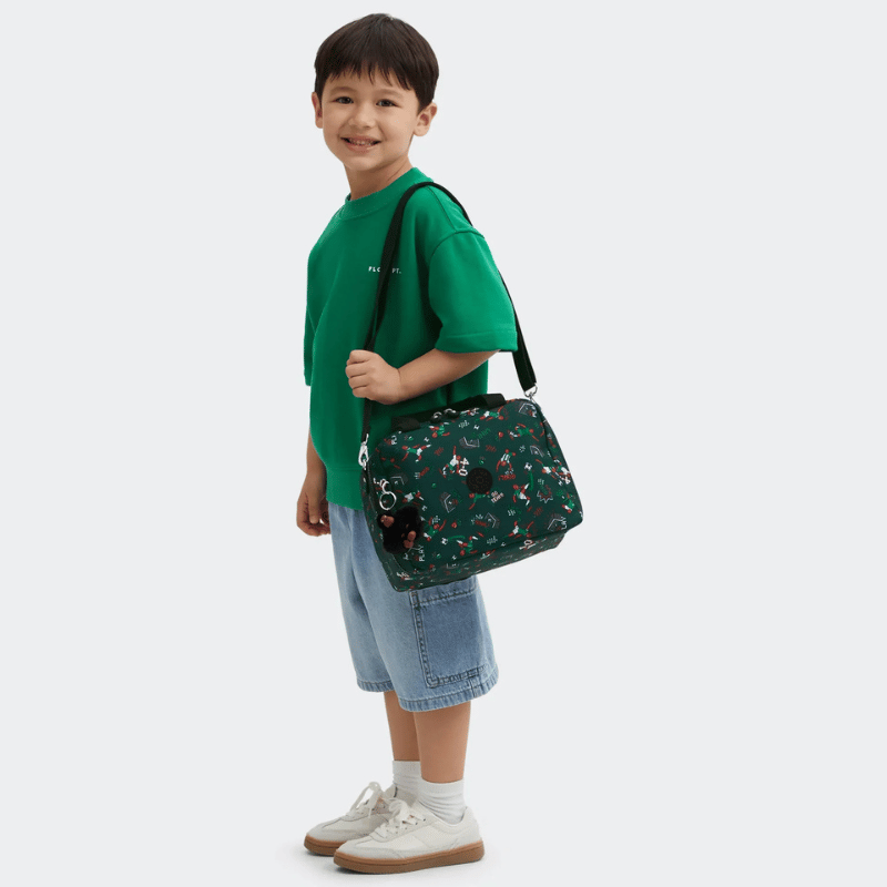 Sac repas Kipling Miyo Soccer Print, porté par un enfant, Maroquinerie Jourdan Bruxelles