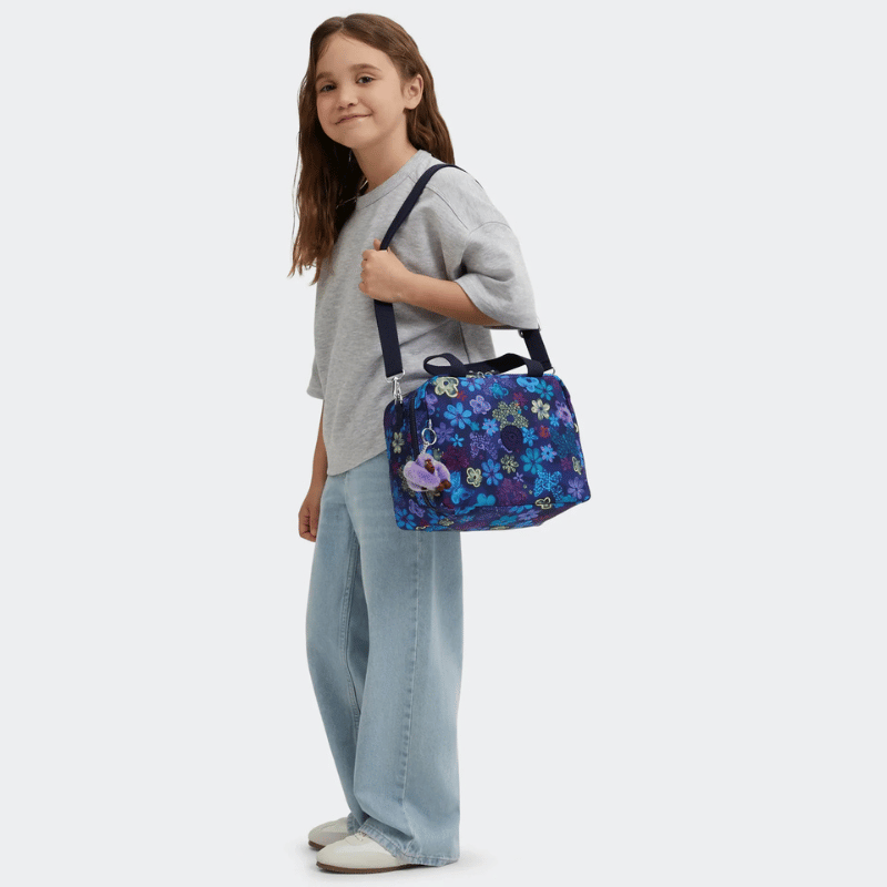 Sac repas Kipling Miyo Dark Flower Stamp, porté par un enfant, Maroquinerie Jourdan Bruxelles