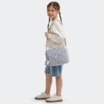 Sac repas Kipling Miyo Digi Flower Print, porté par un enfant, Maroquinerie Jourdan Bruxelles