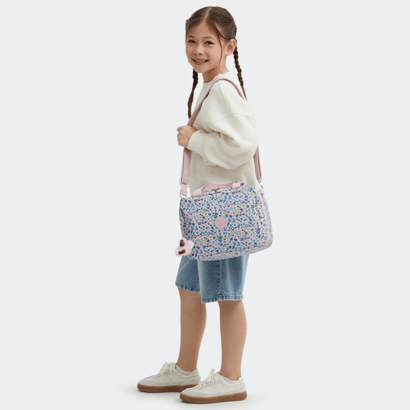 Sac repas Kipling Miyo Digi Flower Print, porté par un enfant, Maroquinerie Jourdan Bruxelles