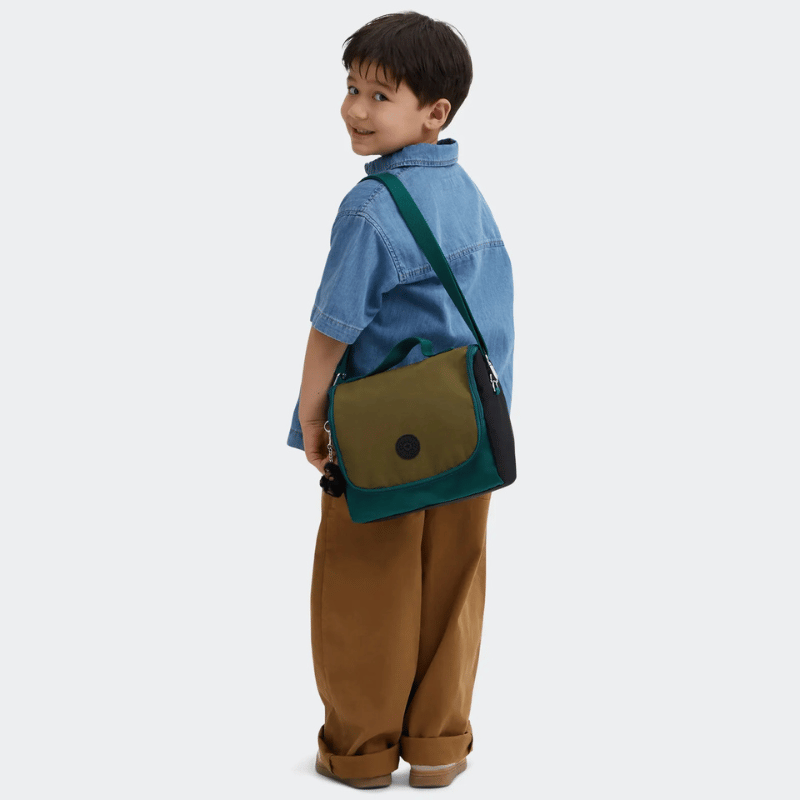 Sac repas Kipling New Kichirou Black Khaki Block, porté en bandoulière par un enfant, Maroquinerie Jourdan Bruxelles