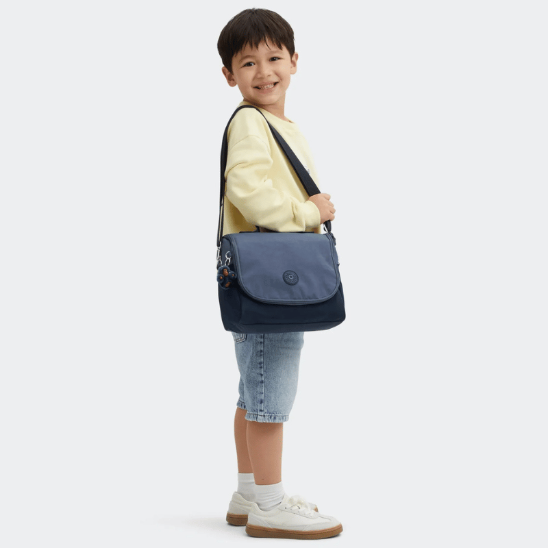 Sac repas Kipling New Kichirou Game Grey, porté en bandoulière par un enfant, Maroquinerie Jourdan Bruxelles